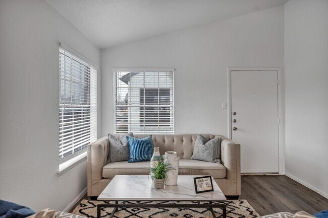 Foto del edificio - 1735 Rutland Dr