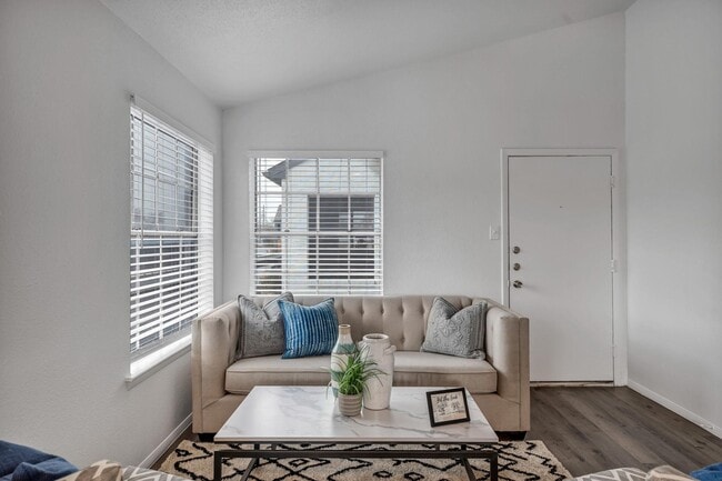 Building Photo - 1735 Rutland Dr