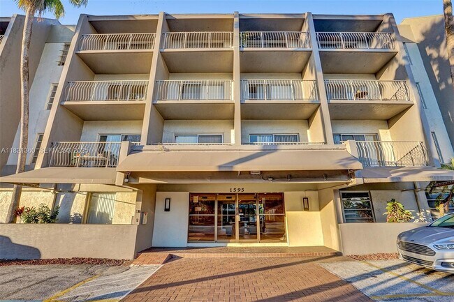 Foto del edificio - 1595 NE 135th St