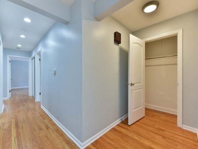 Foto del edificio - 8156 Knox Ave