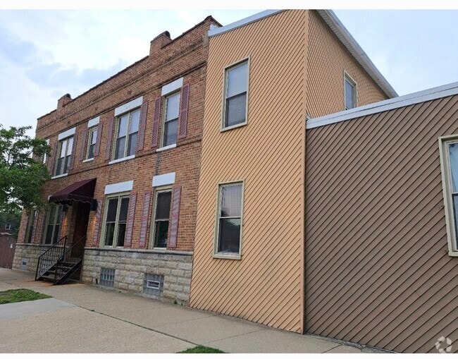 Building Photo - 3621 S Lituanica Ave