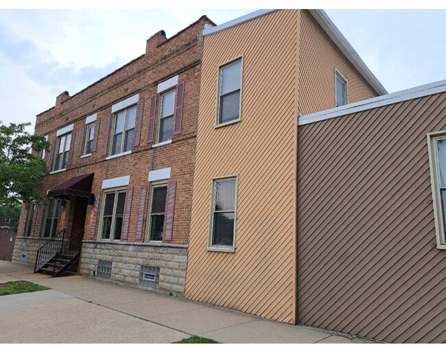Building Photo - 3621 S Lituanica Ave