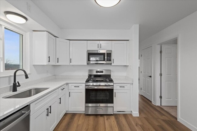 Building Photo - Renovated 4 Bed in Carrick