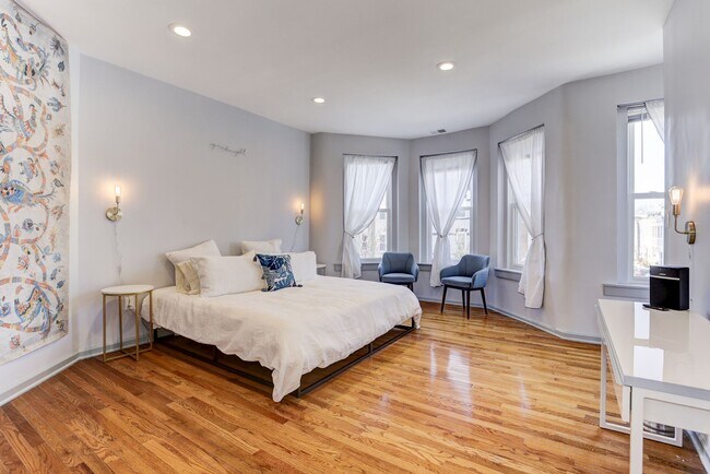 Enorme dormitorio 1 con ventanal - 1719 4th St NW