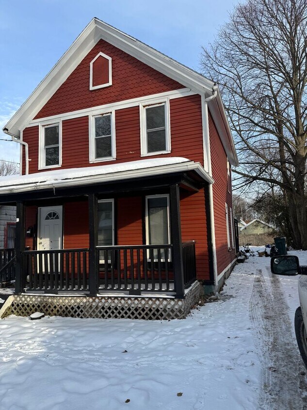Foto del edificio - Charming 3-Bedroom Home with Great Space & Natural Light and Private Yard on Quiet Rochester Street