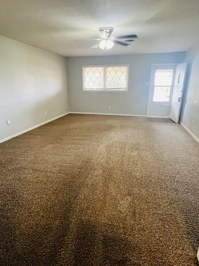 Building Photo - 2 Bedroom Duplex