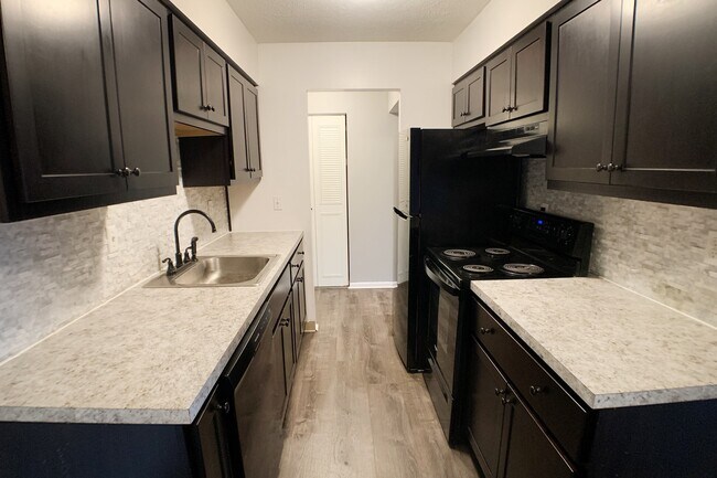 Building Photo - Crown Pointe Apartments