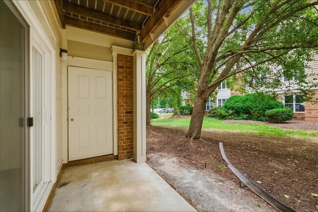 Foto del edificio - Commuter’s Paradise! Ground-Level 2BR Condo  Welcome home to this stunning, sun-filled 2-bedroom ...
