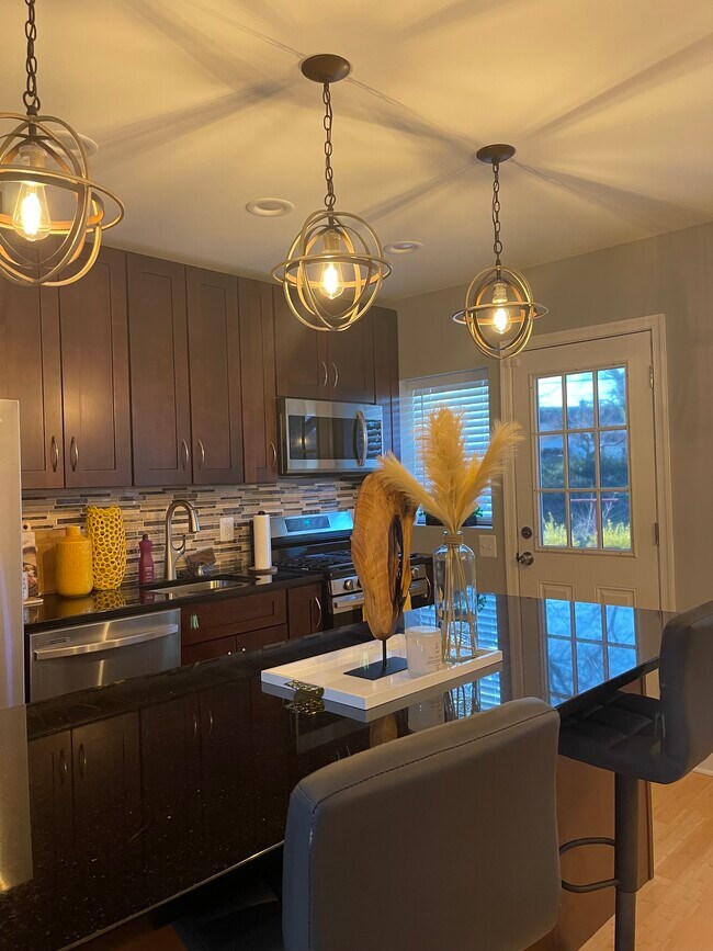 Foto del edificio - 1324 E Cold Spring Ln