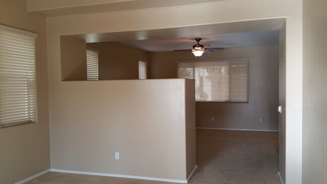 Foto del edificio - 17394 W Holland Ln