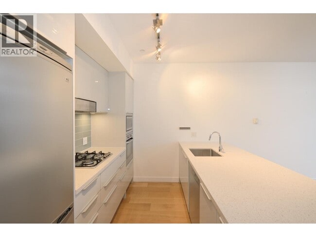 Building Photo - 71 E Pender St