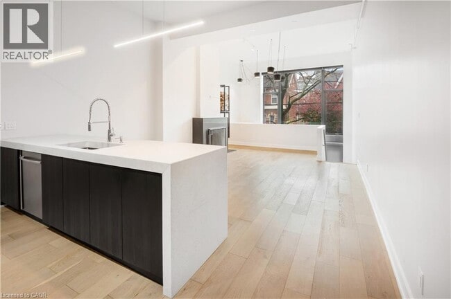 Building Photo - 676 Richmond St W