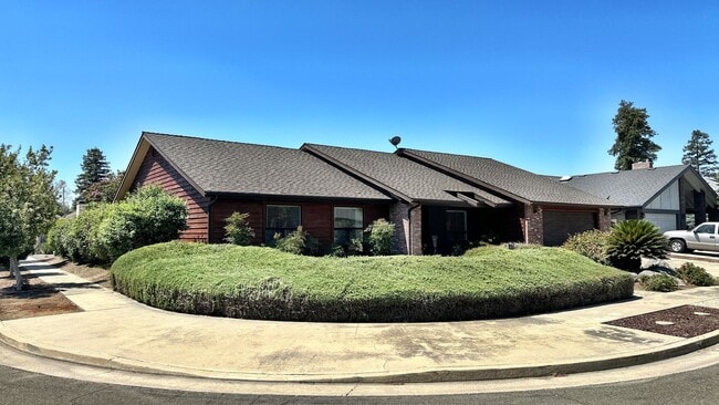 Building Photo - 475 E Mercedes Ave