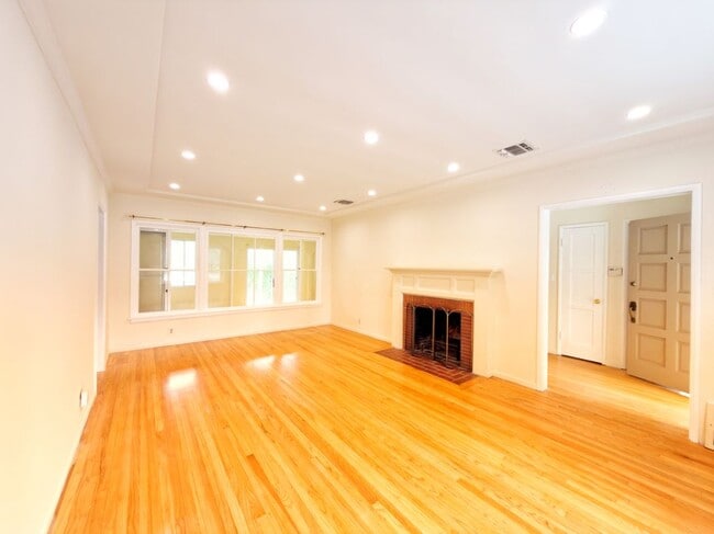 Building Photo - 1470 Del Mar Ave