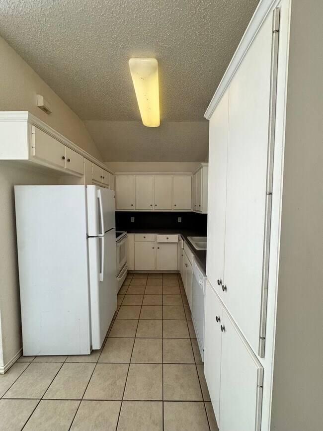 Foto del edificio - 4 Bedrooms at an Amazing Price! Remodeled 4 bedroom! Move In Special!