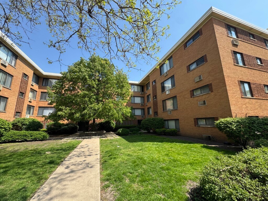 Primary Photo - 2704 W Lunt Ave