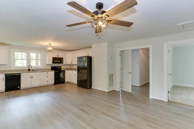 Foto del edificio - 11100 Mill Swamp Rd