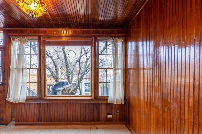 Building Photo - Gorgeous Gardener's Rowhome w/ Parking Inc...