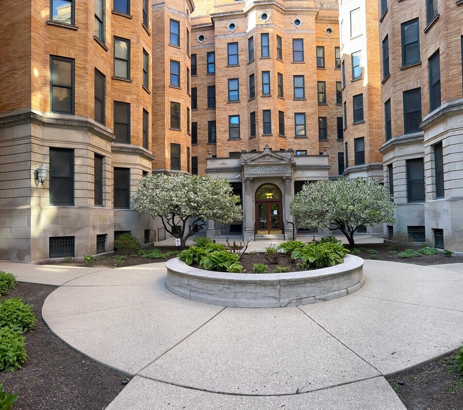 Primary Photo - 550 W Surf St