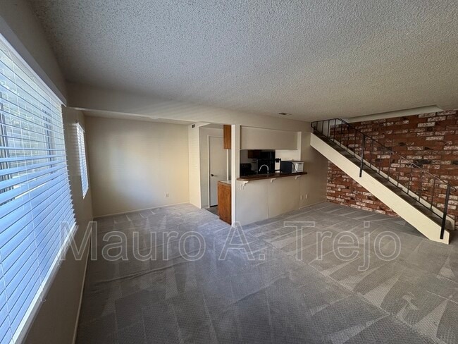 Building Photo - 1150 W Calle De Las Estrellas