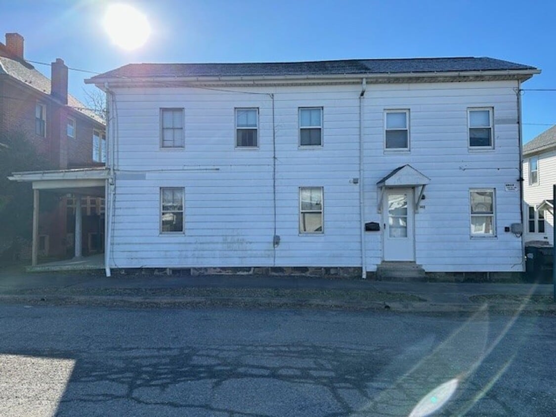 Primary Photo - 1 Bedroom 1 Bathroom 2nd fl Apartment For ...