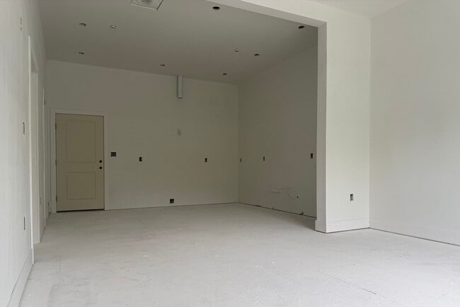 Building Photo - 251 Sladen St