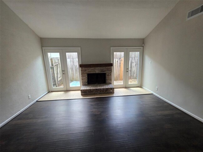Foto del edificio - 5026 Birchmont Dr