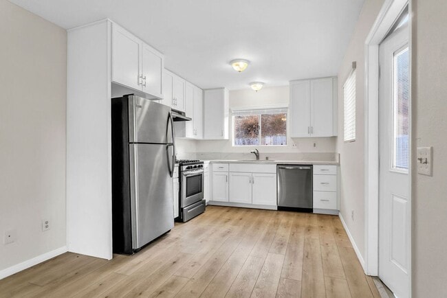 Building Photo - Detached home centrally located in Linda V...