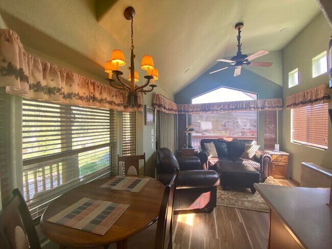 Foto del edificio - 240 Sunshine Dr