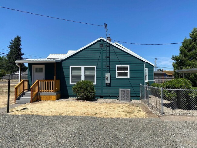 Foto del edificio - Gorgeous Fully Remodeled Three Bedroom Hom...