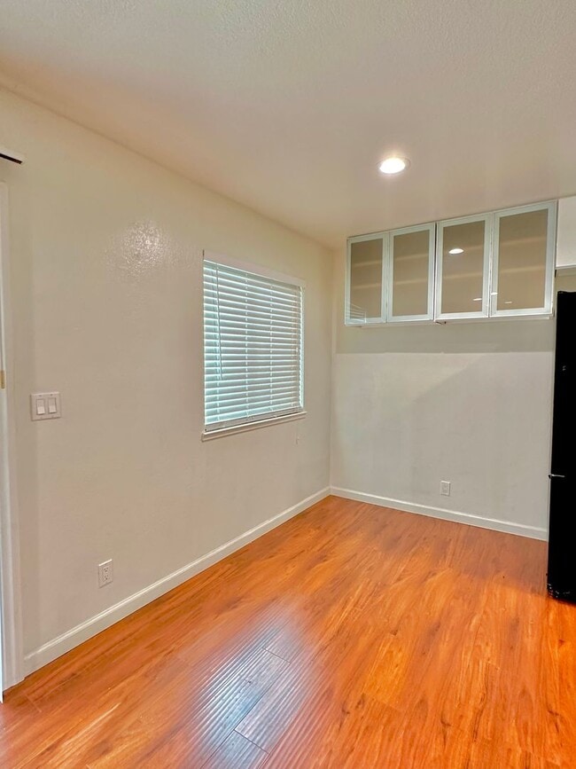 Building Photo - $2990 Stunning Remodeled 2BR/2BA Condo in ...