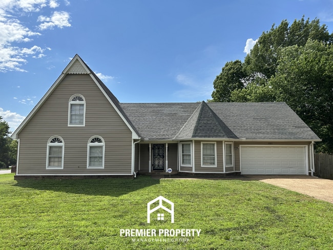Large 5BR/3.5BA Home in 38125 | 2,541 Sq Ft, Vaulted Ceilings & Covered Patio - Large 5BR/3.5BA Home in 38125 | 2,541 Sq Ft, Vaulted Ceilings & Covered Patio