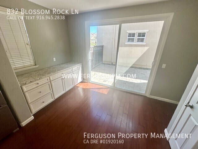 Foto del edificio - 832 Blossom Rock Ln