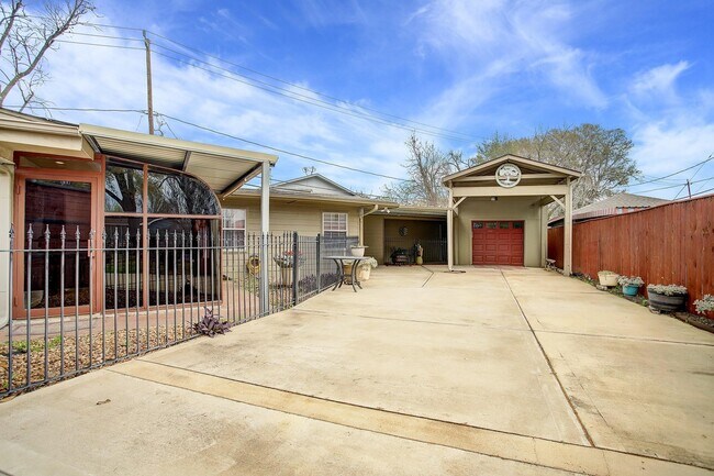 Foto del edificio - 5303 Tallow Ln