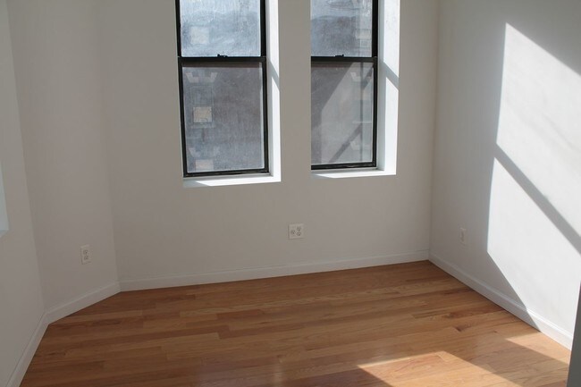 Foto del edificio - 353 E 66th St