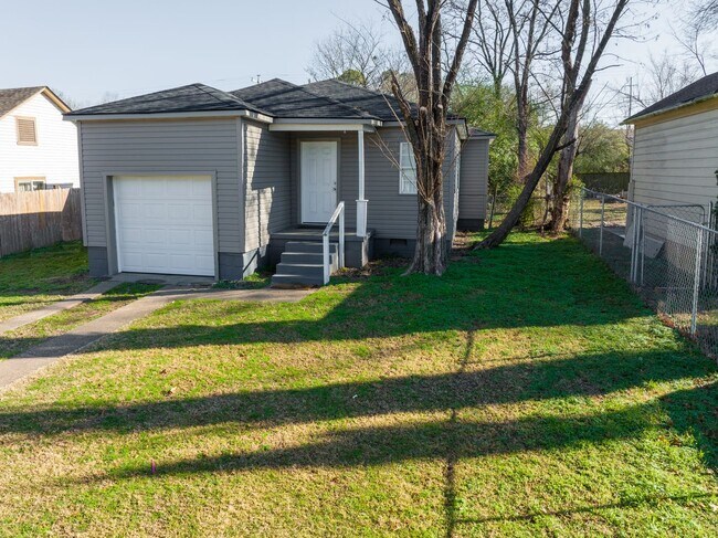 Building Photo - Freshly Renovated 2 Bedroom Home