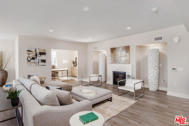 Building Photo - 313 S Reeves Dr