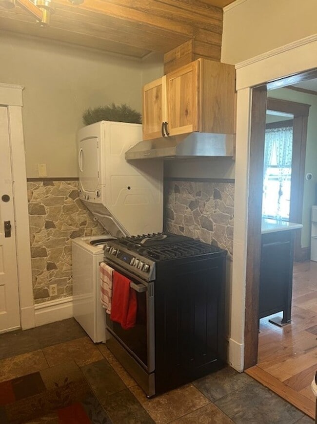 Building Photo - 121 E Scribner Ave