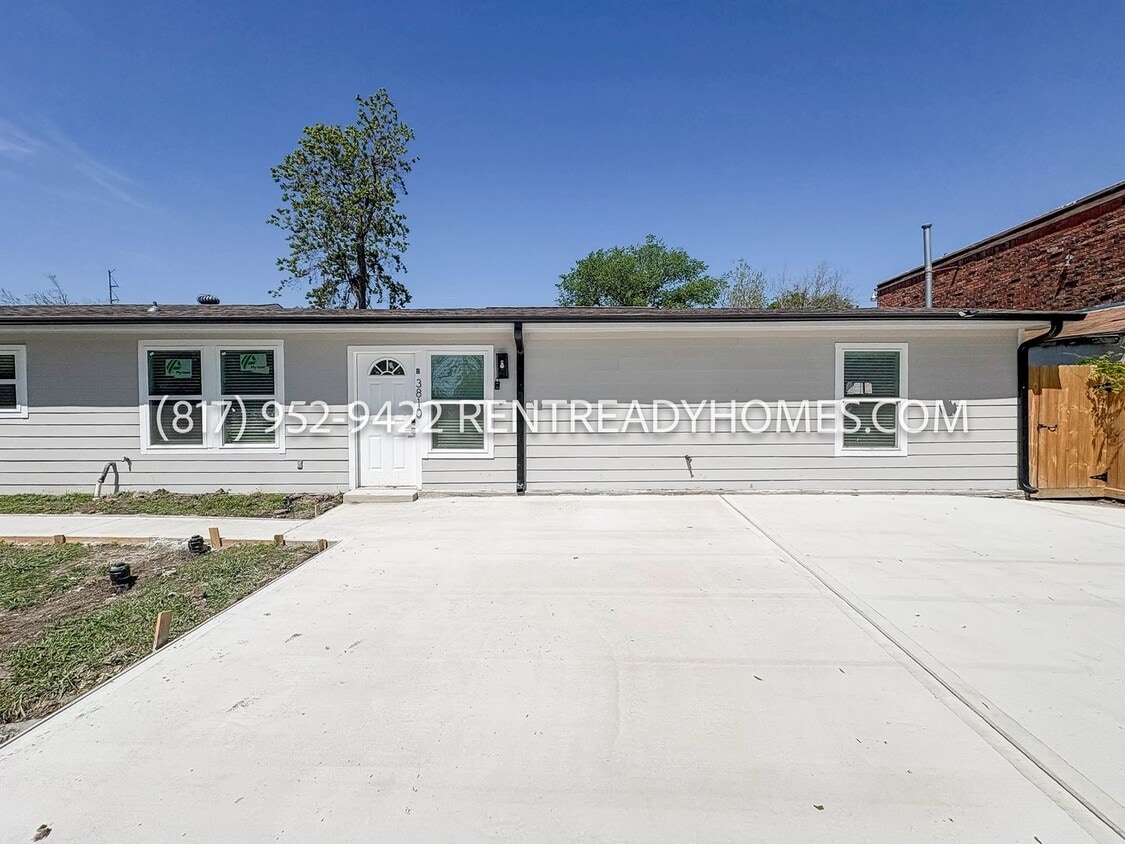 Photo - 3810 Weslow St Unit B - Pet Friendly 2 Bedroom Home for Rent in Houston, TX with Fenced Backyard and