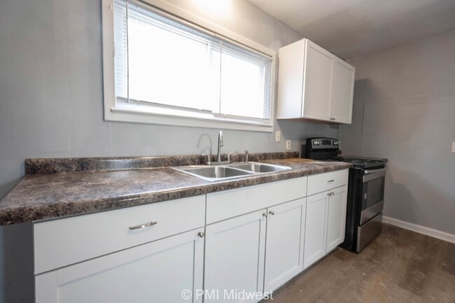 Building Photo - Charming Indianapolis Apartment in Prime L...