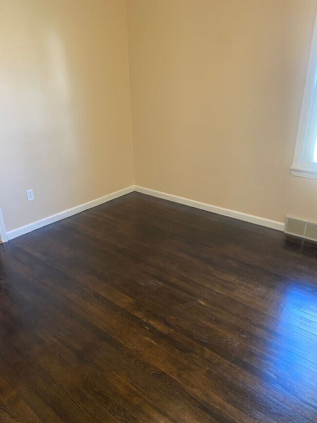 Building Photo - Three bedroom 1 bath bungalow with finishe...