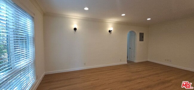 Building Photo - 451 S Doheny Dr