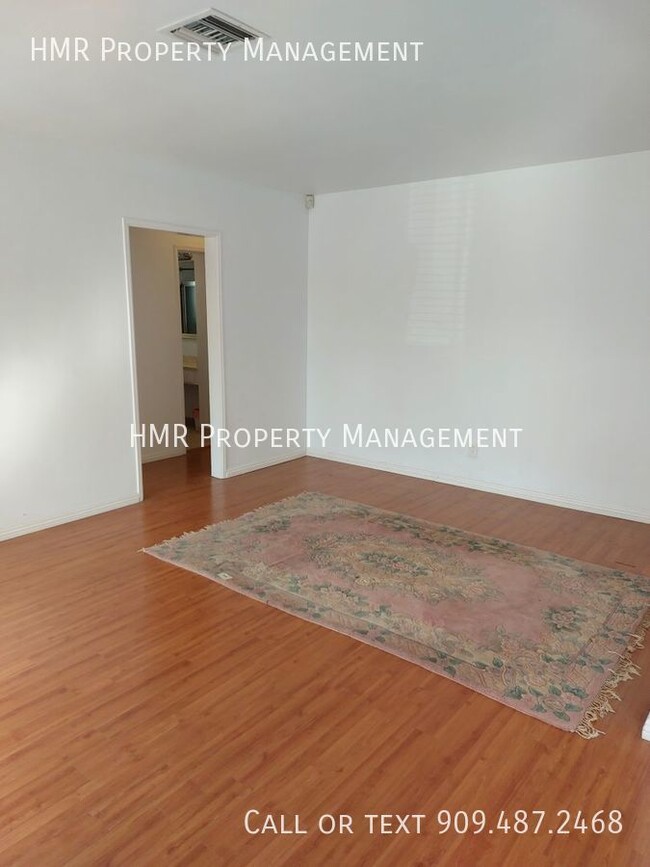 Building Photo - Single Family Home Near restaurant's, bank...
