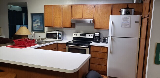 Building Photo - Ground Floor, Bus Route! Fully Furnished! ...