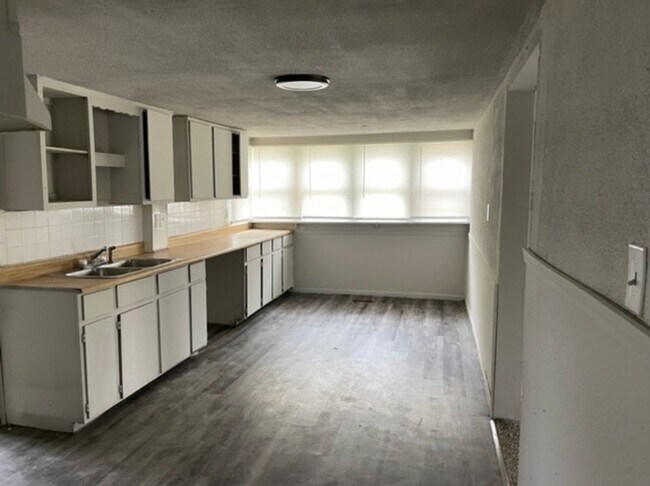 Building Photo - Spacious 3 Bedroom in South Wichita