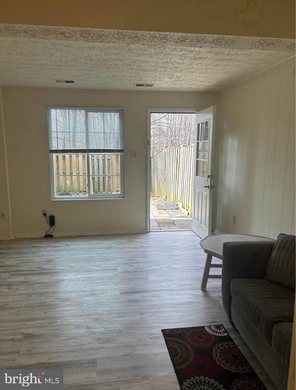 Foto del edificio - 8306 Windfall Rd