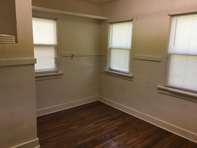 Building Photo - This adorable 4 bedroom 1 bath house! Pet Friendly! Available for immediate move in.