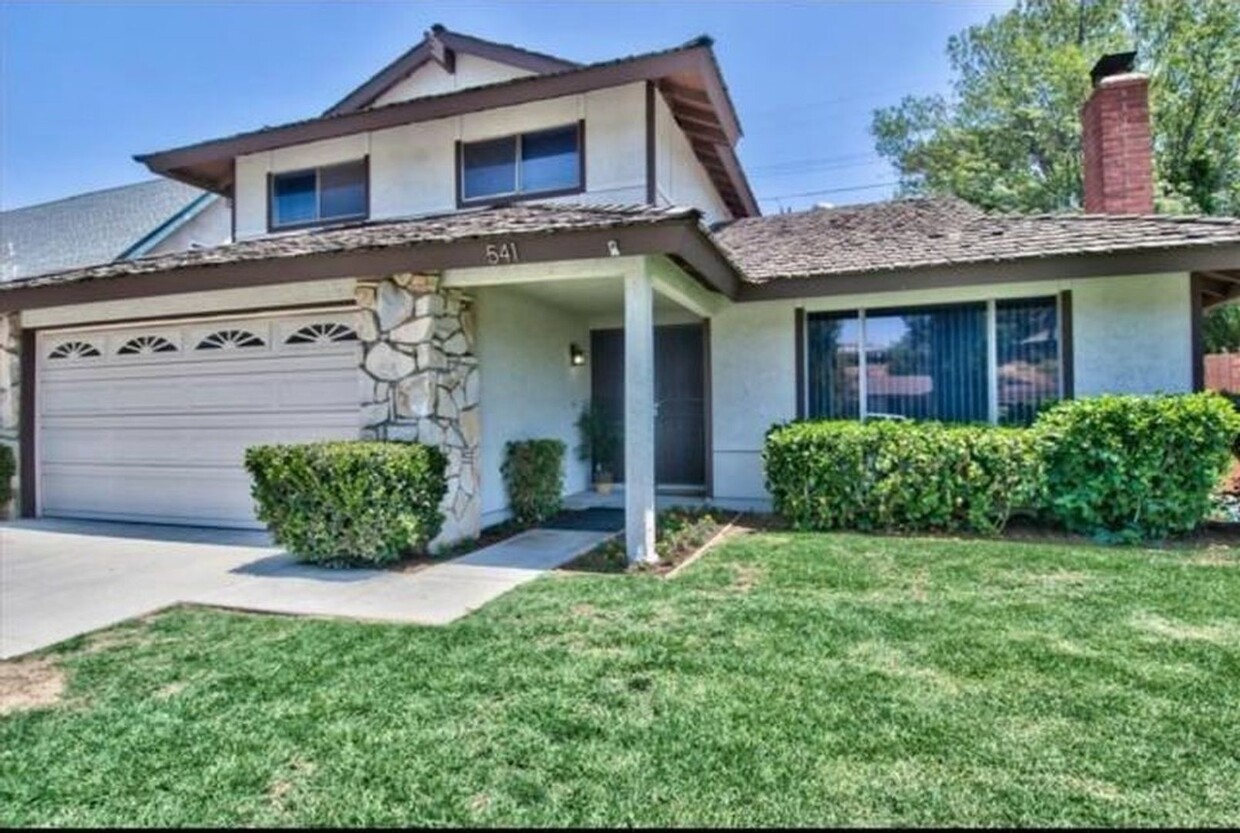 Foto principal - Two Story 4Bd 2Ba Pool Home in Corona