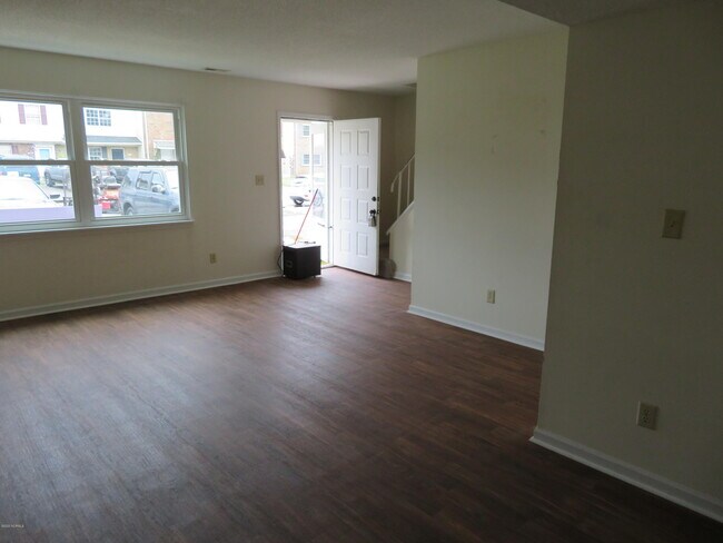 Foto del edificio - 410 Myrtlewood Cir