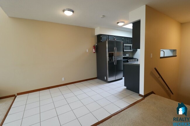 Building Photo - Beautiful 3 Bedroom Townhome
